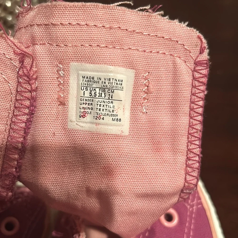 Converse Junior Size 6 W/ Distressed Borders Purple and pink color, Brand new - Picture 7 of 12